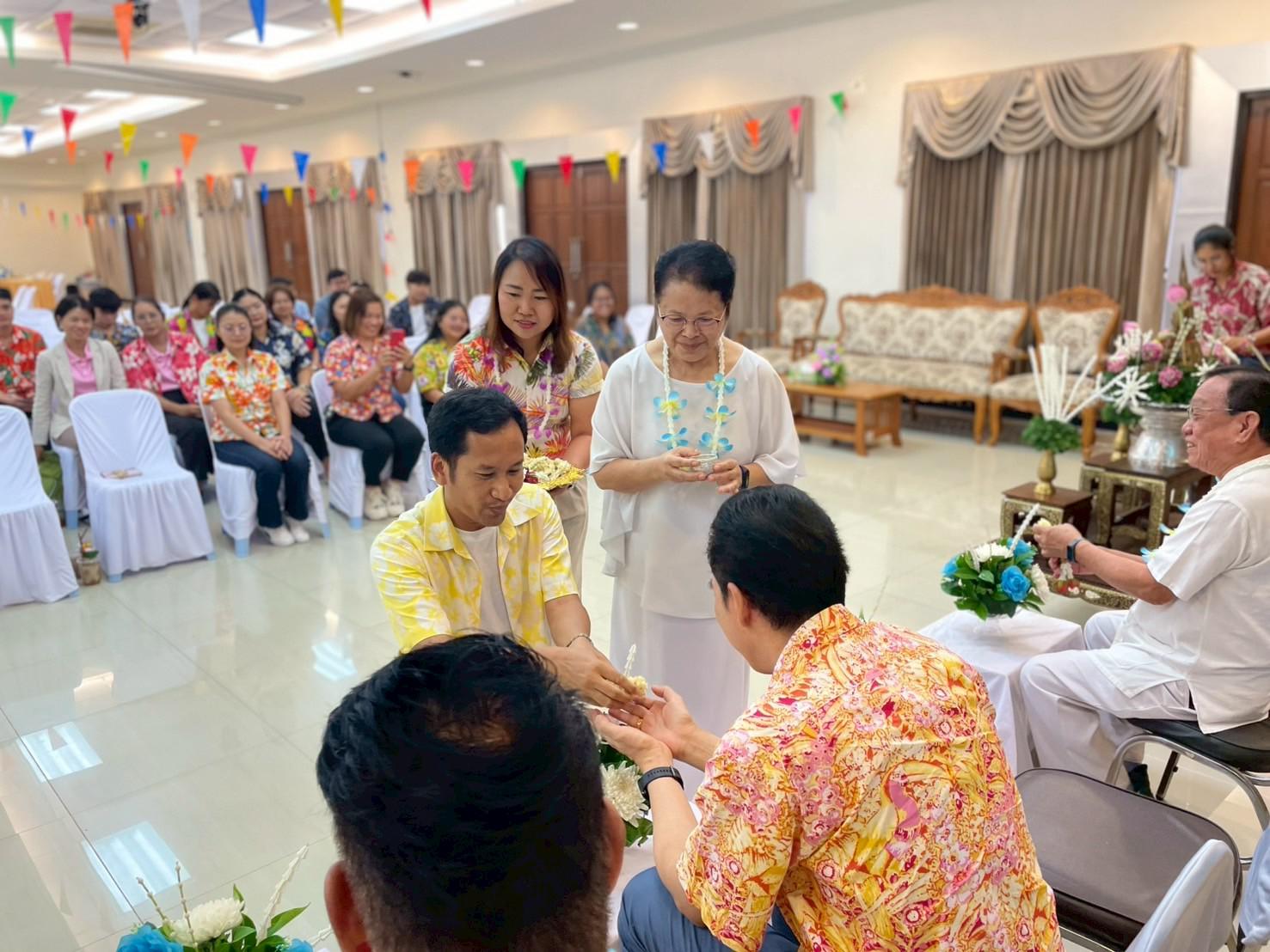 69. วันที่ 26 เมษายน 2568 สาขาการบริหารการศึกษา ได้จัดกิจกรรมรดน้ำดำหัวคณาจารย์ระดับบัณฑิตศึกษา ประจำสาขาการบริหารการศึกษา ณ ห้องประชุมครุร่มสัก 1 ชั้น 3 อาคารคณะครุศาสตร์